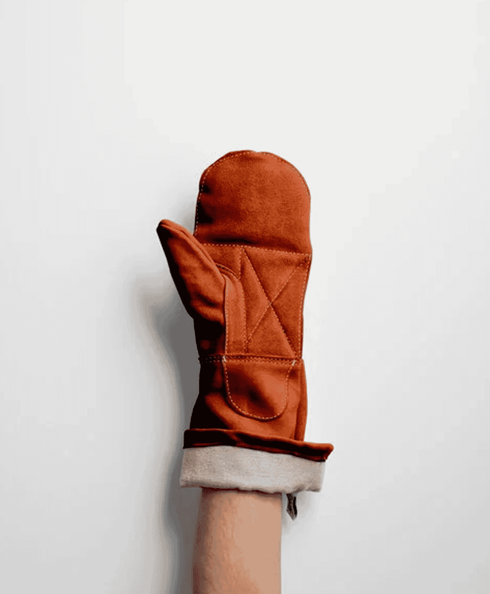 Vaerk Heat Mittens in a contemporary design for outdoor grilling.