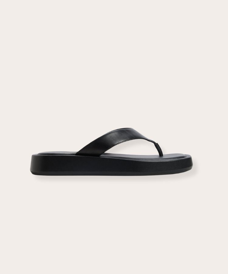 Simple black flip-flops.