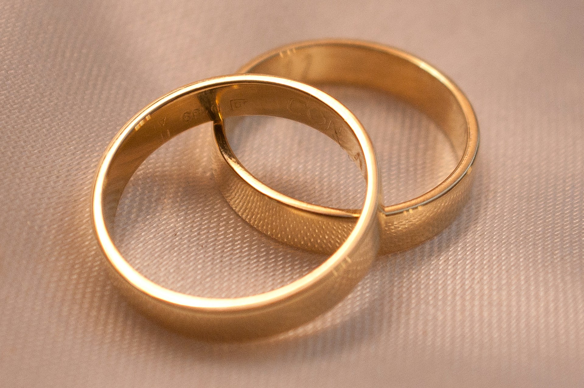Yellow Gold Engagement Rings vs Platinum: 2026 Trends