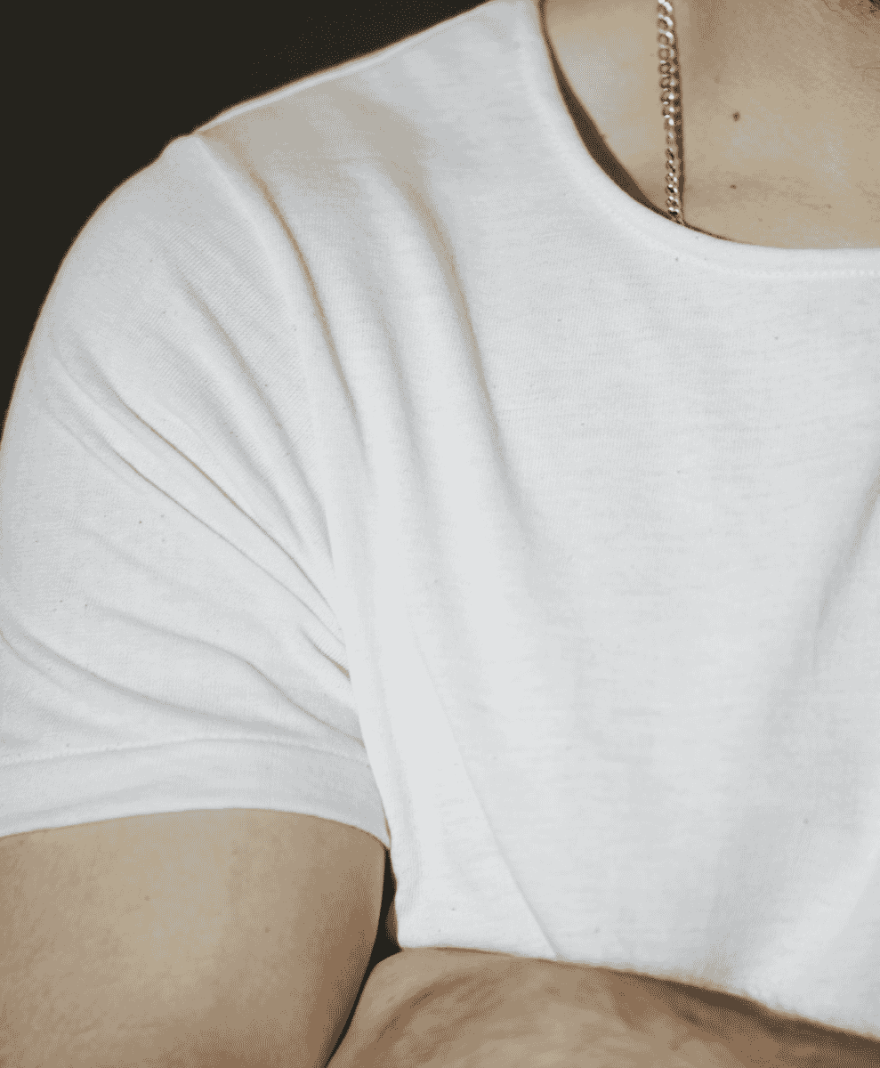 Detailed view of the Merz B. Schwanen ribbed collar.