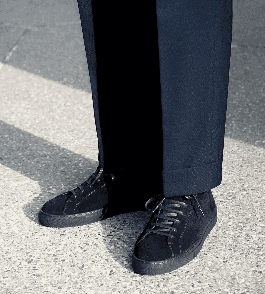 A single minimalist leather sneaker showcasing its slim profile and Margom sole.