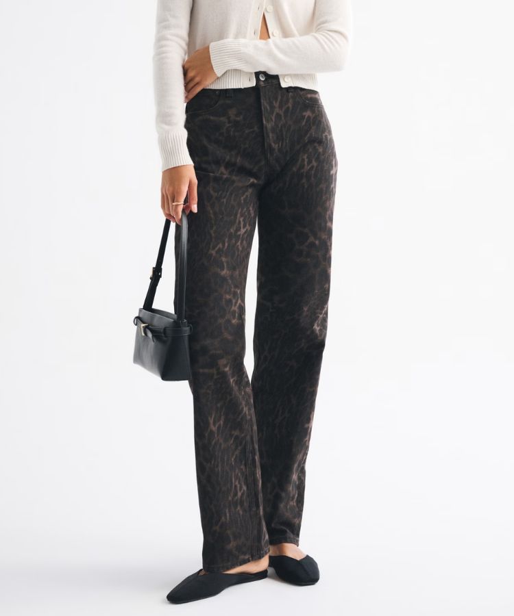 High-rise 90s relaxed jeans in a medium vintage wash.