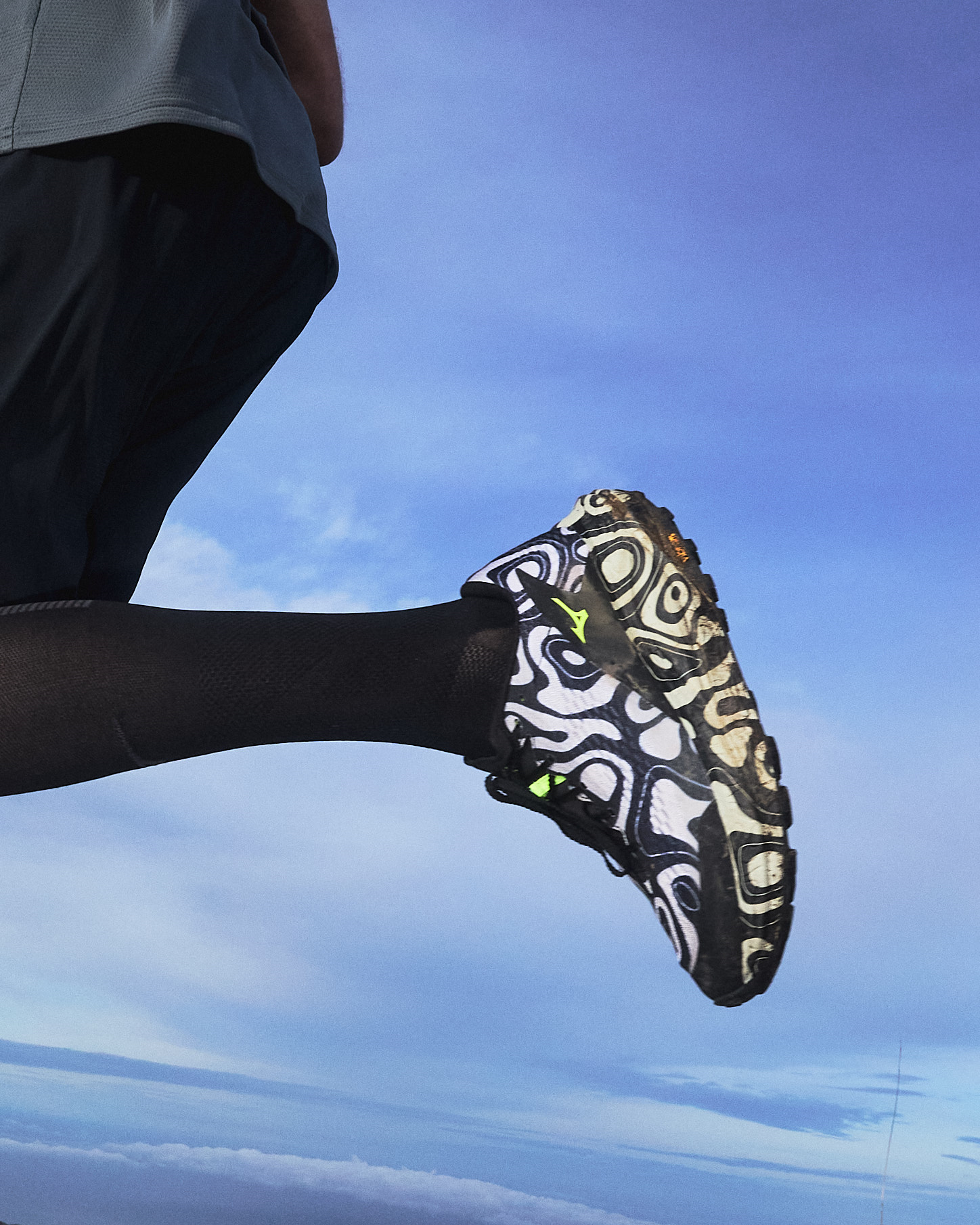 Detailed view of the engineered mesh upper and gusseted tongue of the Mizuno Neo Accera.